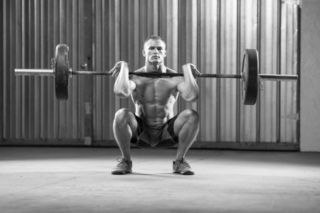 exercitiile facute de halterofili cu bara olimpica de pot ajuta sa slabesti si sa iti pastrezi masa musculara